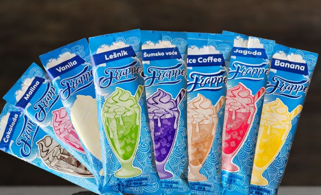 Različiti ukusi frapea u kesicama spremni za pripremu i posluženje