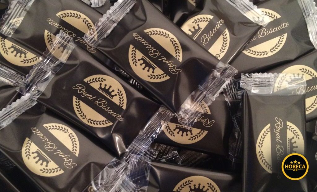 Pakovanja reklamnog keksa sa logotipom brenda koja se služe uz kafu