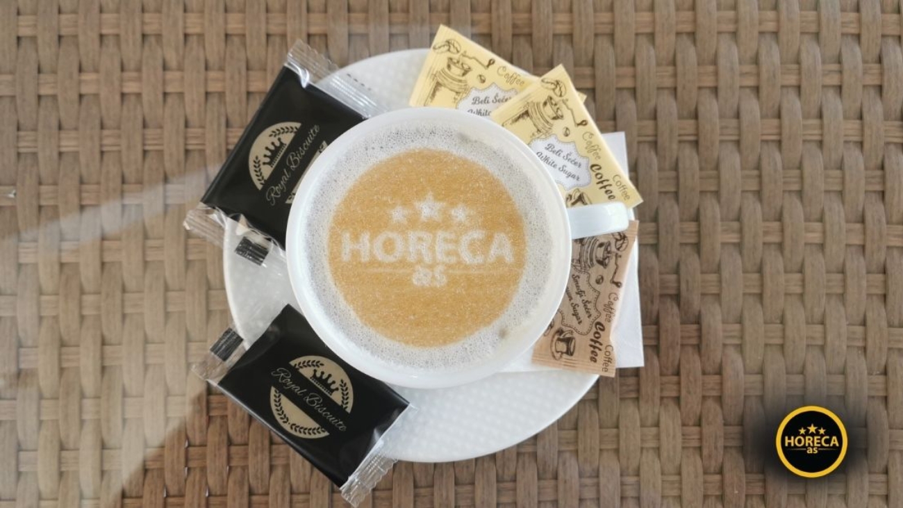 Šoljica kafe sa latte artom HORECA AS i reklamnim sešerima i keksićima