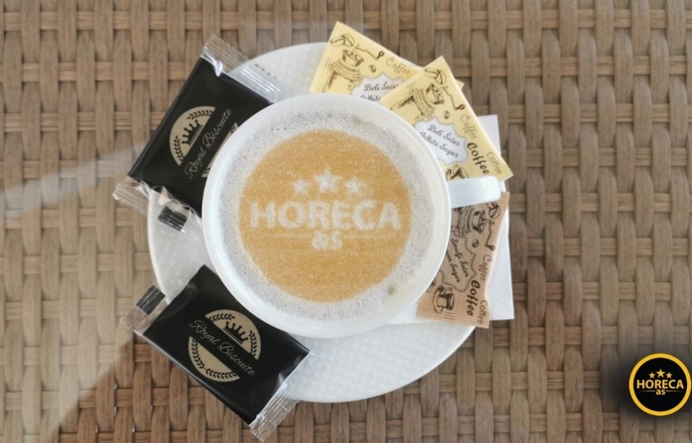 Šoljica kafe sa latte artom HORECA AS i reklamnim sešerima i keksićima