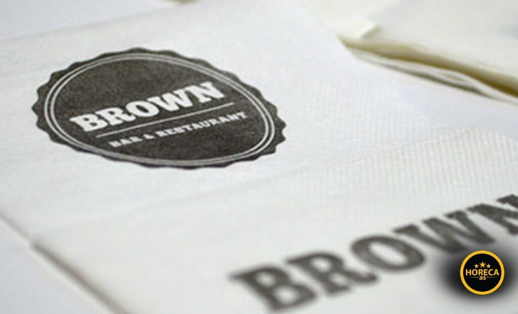 Papirna salveta sa natpisom BROWN namenjena za posluženje kafe ili čaja