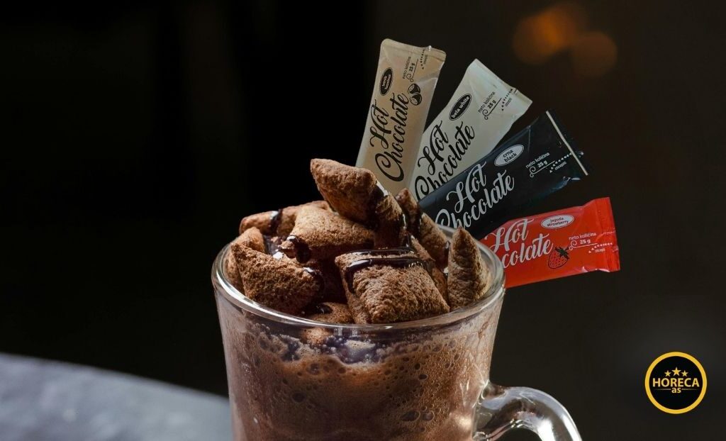 Šoljica kafe sa personalizovanim kesicama šećera sa logotipom firme na tacni