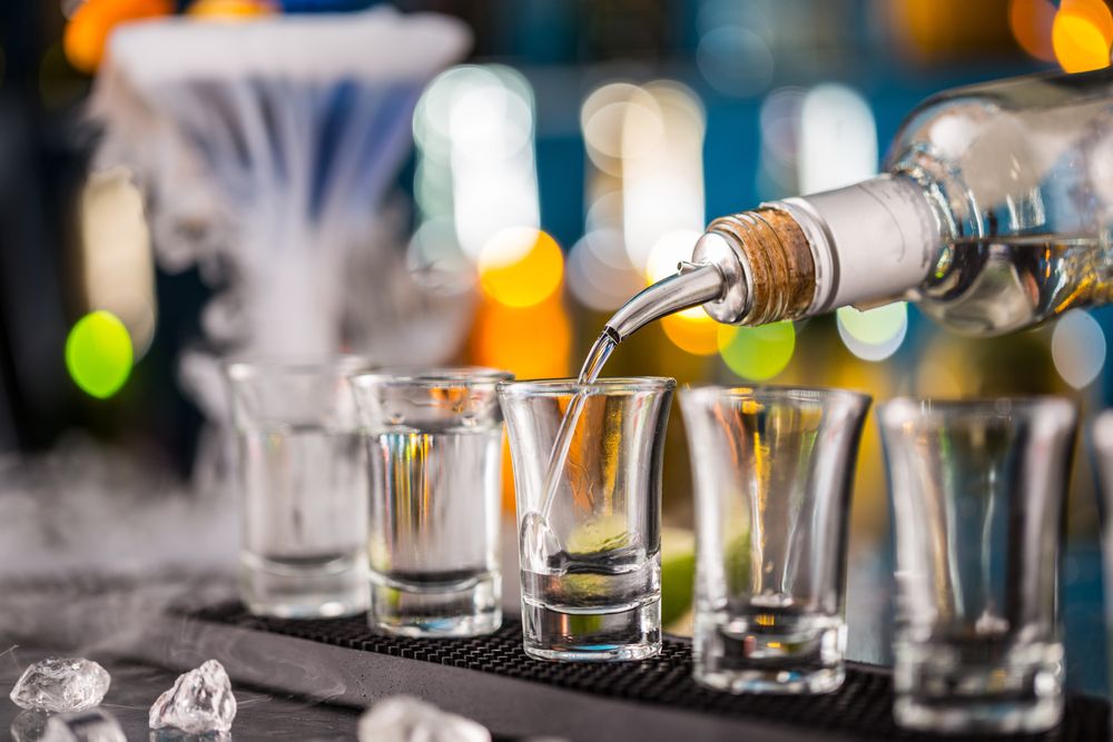 Sipanje alkoholnog pića u čašice za posluženje u ugostiteljskom objektu