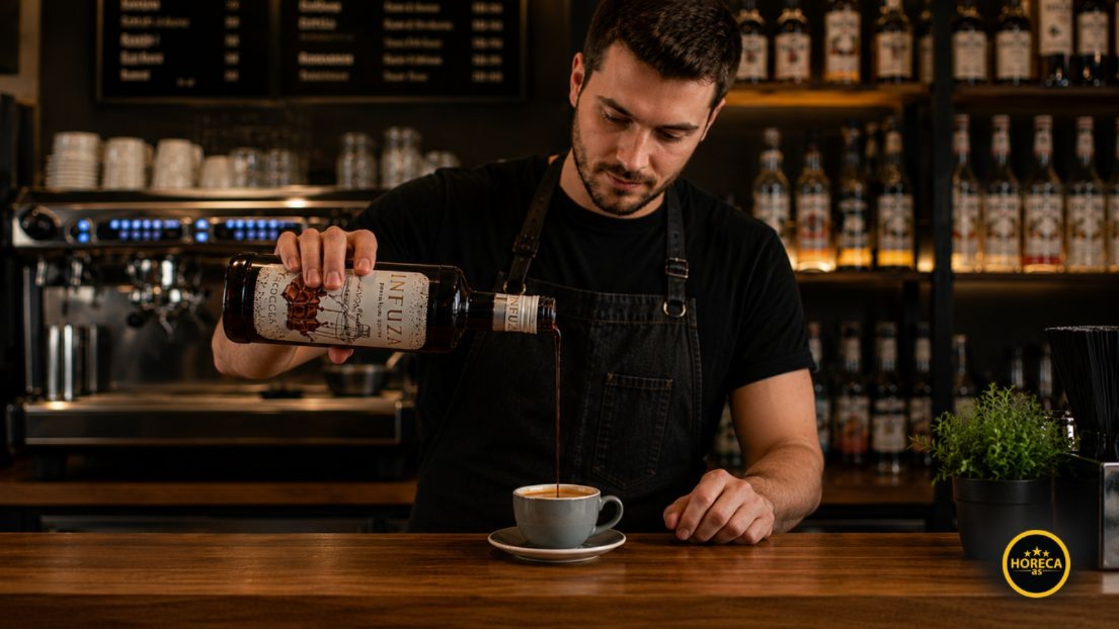 Barista sipa sirup u šolju kafe