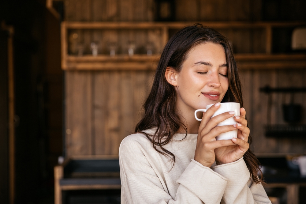 Osoba uživa u šoljici kafe