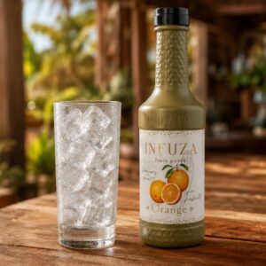Infuza Orange voćni pire pored čaše pune leda, idealan za pripremu osvežavajućih koktela.