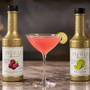 INFUZA pirei od maline i limete pored roze Cosmopolitan koktela u elegantnoj čaši.