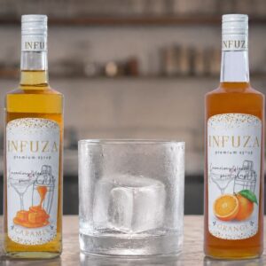 INFUZA sirupi od karamele i pomorandže pored rashlađene čaše sa velikom kockom leda za Old Fashioned koktel.