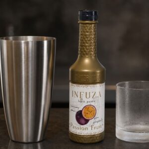Metalni šejker, INFUZA pire od marakuje i rashlađena čaša pripremljeni za pravljenje Mai Tai koktela.