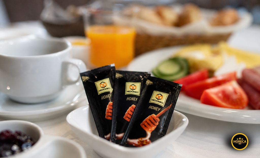 Med serviran uz hotelski doručak