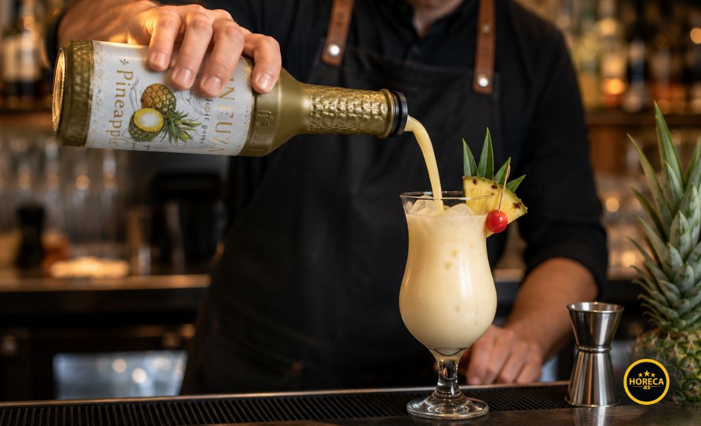 Barmen sipa pire od ananasa u koktel