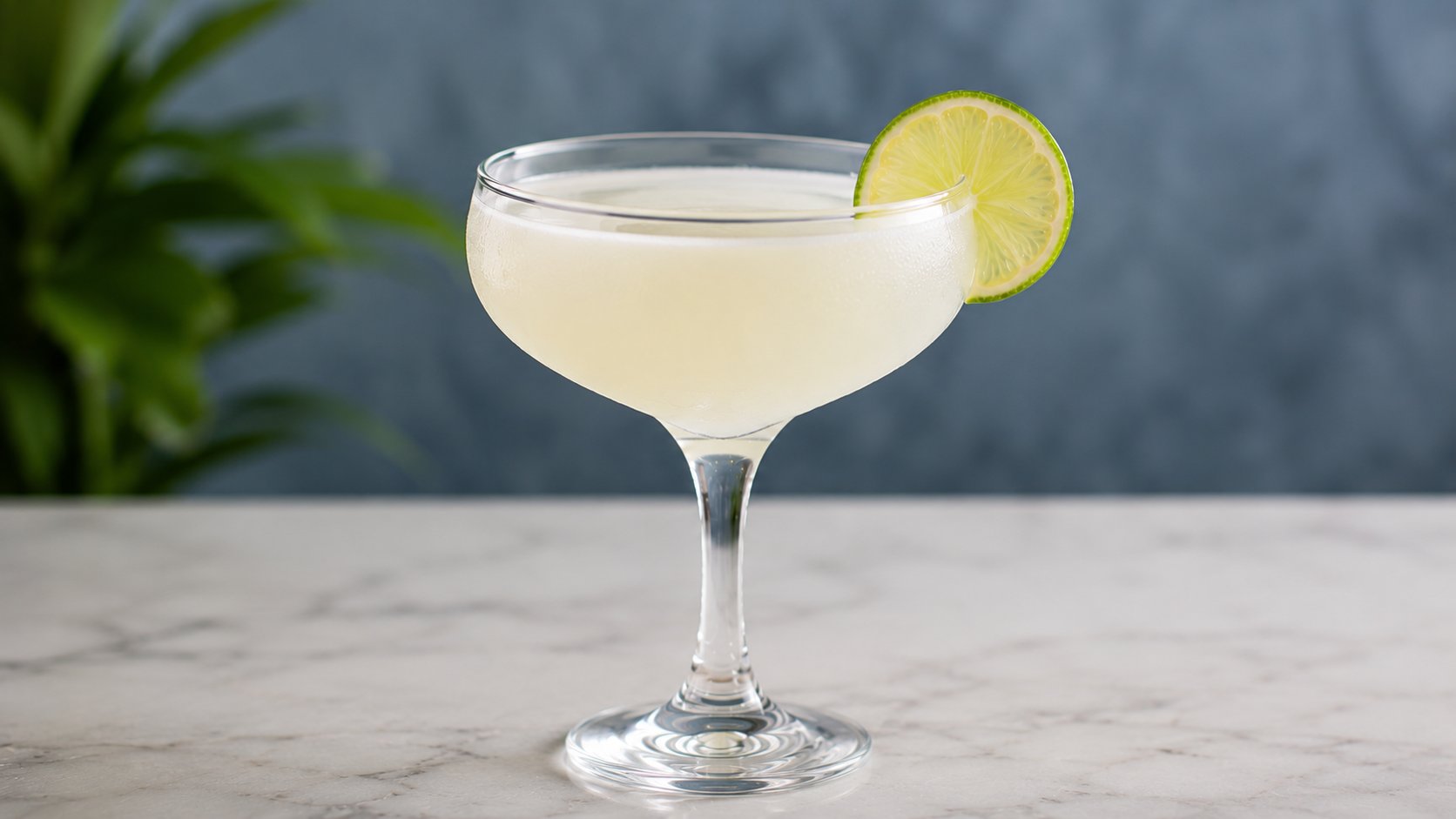Savršen Daiquiri koktel od belog ruma i limete u rashlađenoj čaši sa kriškom limete